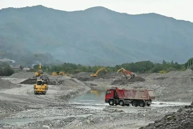 Из-за повреждения водозаборной линии на реке Шахе возникла угроза отключения водоснабжения; ситуация взята под контроль, работы планируют завершить до конца года.
