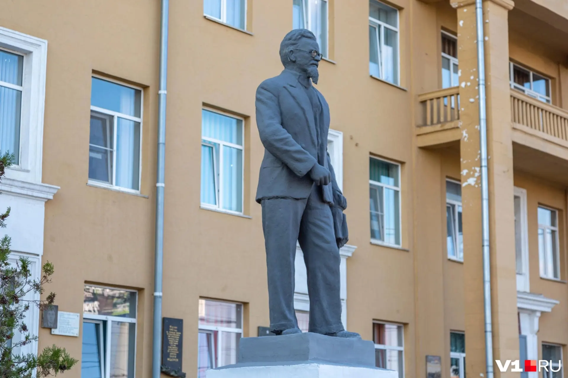 Жители Тракторозаводского района Волгограда обеспокоены повторным появлением дефектов на памятнике и требуют пояснений к качеству работ.