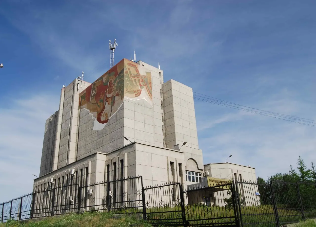 Новые правила архивов ограничивают доступ к делам репрессированных и усложняют исследование советских репрессий; суд подтвердил законность порядка.