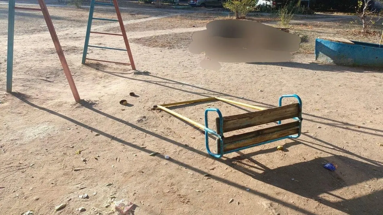 Две девочки-подростка пострадали после поломки качелей во дворе; у одной — ушиб, у другой — перелом черепа; обстоятельства уточняются.