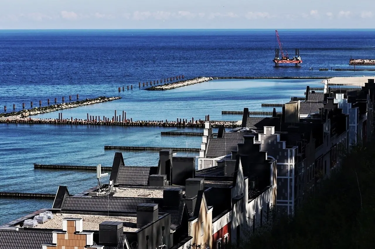 Светлогорск занял шестое место в рейтинге популярных направлений России на октябрь; ночная стоимость проживания в курортном городе достигает около 5 030 рублей.