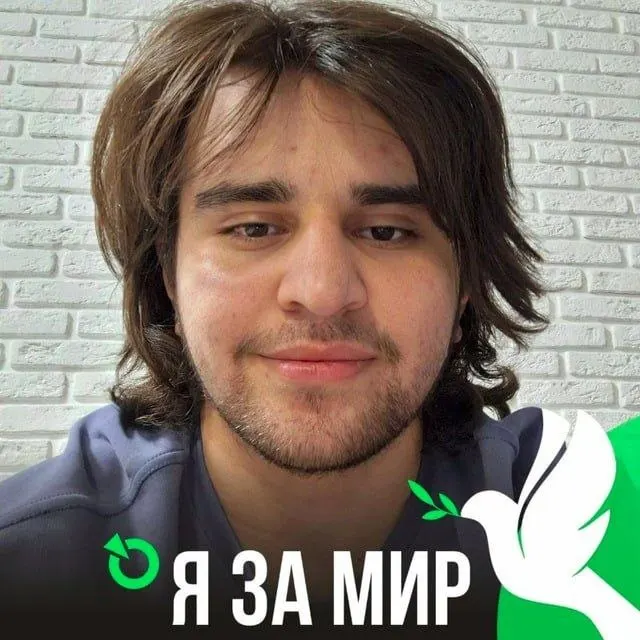 Ленинский районный суд Краснодара признал активиста виновным по статье об оскорблении власти за нецензурное высказывание в комментариях к обсуждению дефицита бензина. Дело связано с повторным нарушением и наказанием в виде штрафа.
