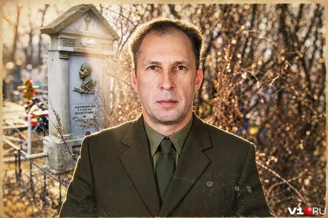 Некрополисты Волгограда ищут сведения о Василии Петровиче Суржике, похороненном на Центральном кладбище; могила заброшена и требует изучения.