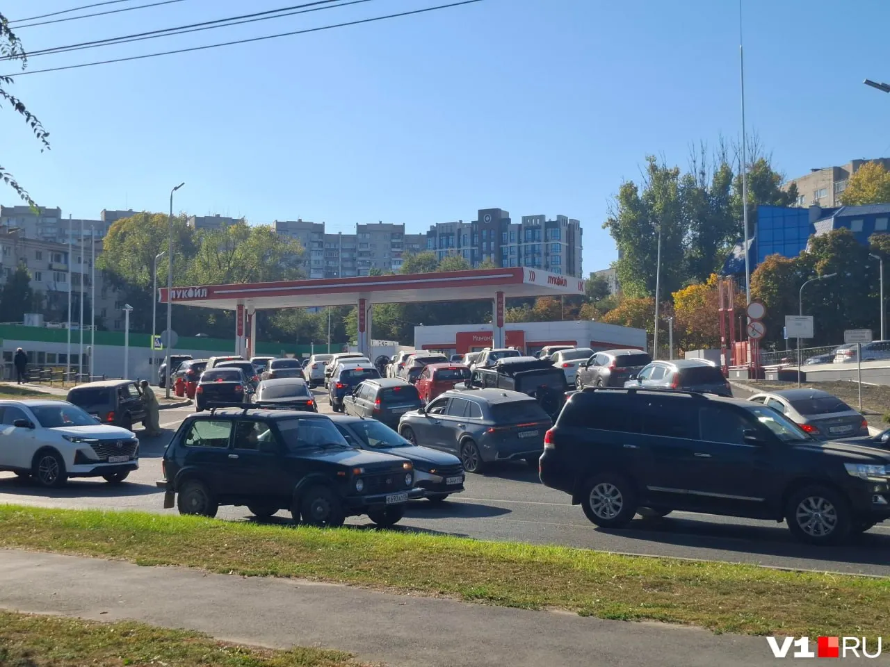 Волгоград реконструирует подъезд к одной из самых посещаемых заправок: строят разделительные полосы, бордюры и обновляют покрытие.