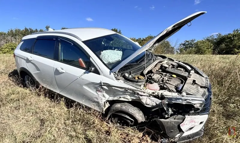 На трассе Волгоград — Самара произошло ДТП: один из автомобилей перевернулся, двух человек увезли в больницу. Движение затруднено.