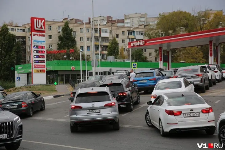 Из-за перебоев с топливом в регионе Волгограда на заправках образуются длинные очереди; водители нередко выбирают бензин А-92, который встречается чаще чем А-95.