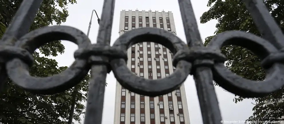 Министерство юстиции опубликовало перечень граждан, против которых применяются меры: запреты на госуслуги, ограничения на консульские услуги за границей, блокировка счетов и другие запреты. В списке — известные политики и бизнесмены.