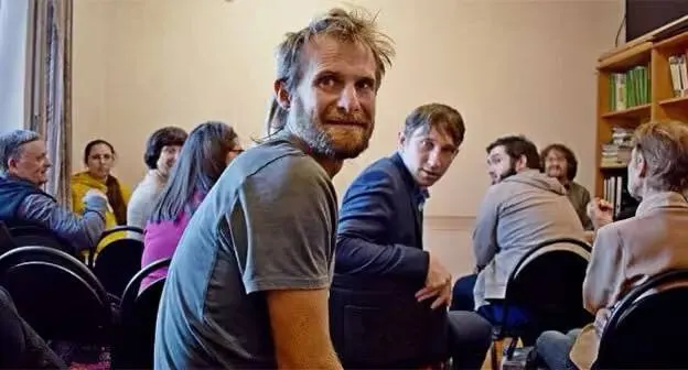 Уголовное дело возбуждено против Дениса Матвеева, активиста экологической организации из Туапсе, по обвинению в сотрудничестве с запрещённой в России организацией; следствие утверждает, что он распространял антироссийские материалы и дал признательные показания.