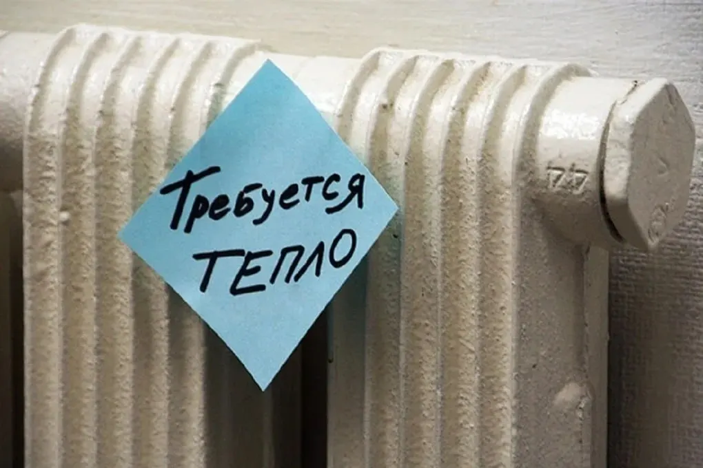 Жильцы одного многоквартирного дома Ростова-на-Дону сообщают об отсутствии тепла: в квартирах держится холод около 10°C, дети спят в одежде, управляющая компания обещает разобраться.