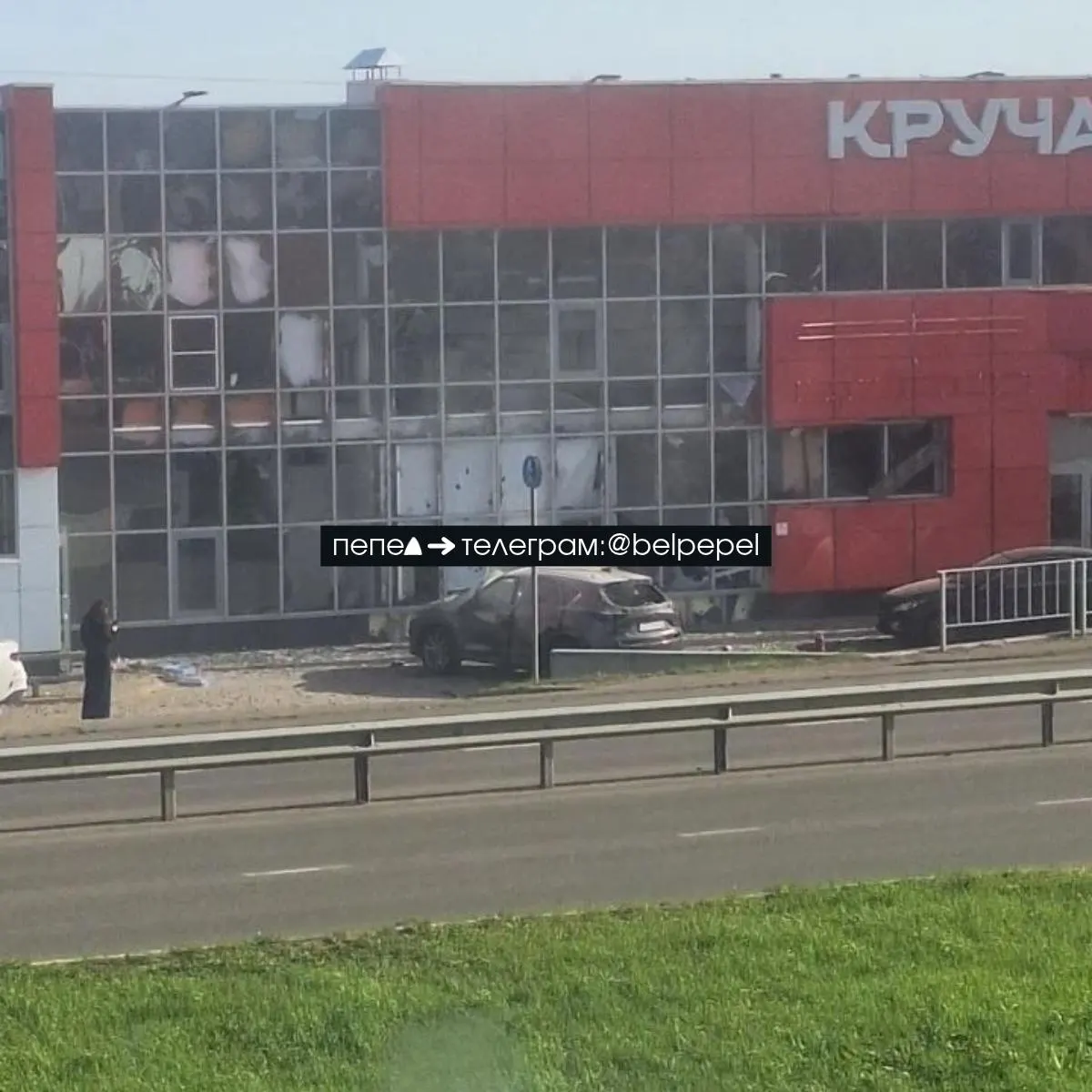 Беспилотник повредил фасад ТЦ и припаркованный рядом автомобиль.