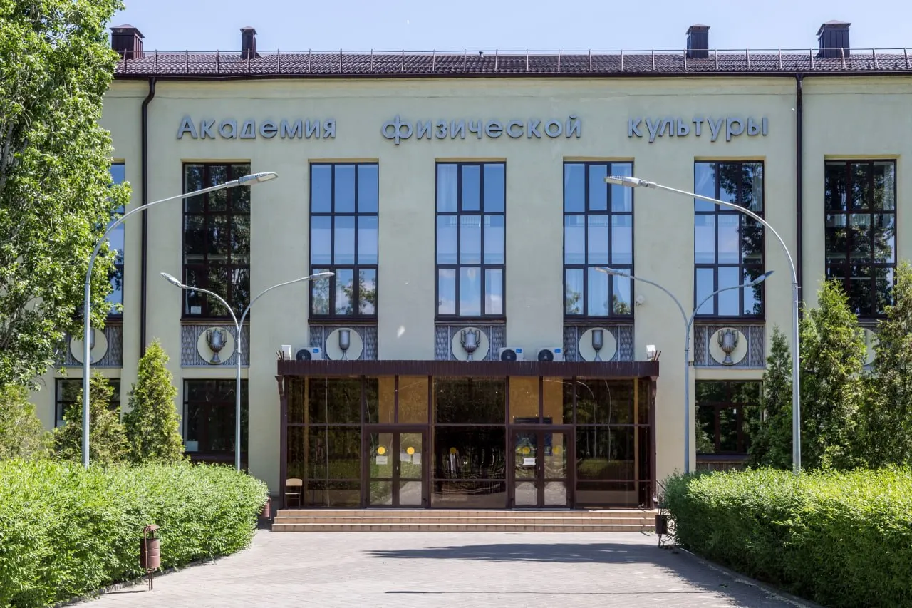 Задолженность академии по налогам составляет около 134 млн рублей; долг передан судебным приставам для взыскания.