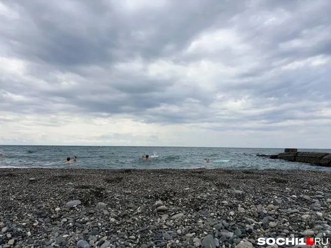 В Сочи ожидаются сильные дожди и грозы к концу дня 16 октября; городские службы переведены на усиленный режим.