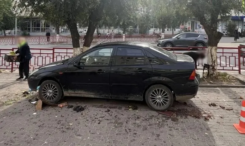 Иномарка без водителя сбила троих пешеходов на тротуаре в Камышине; одну женщину госпитализировали, состояние остальных — стабильное.