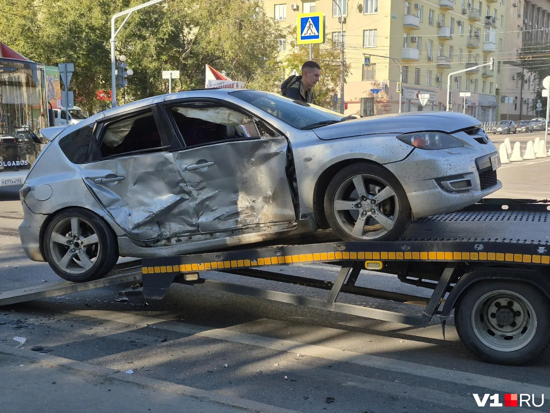 Мама с двумя детьми оказались в ДТП в центре Волгограда; госпитализация никому не потребовалась.