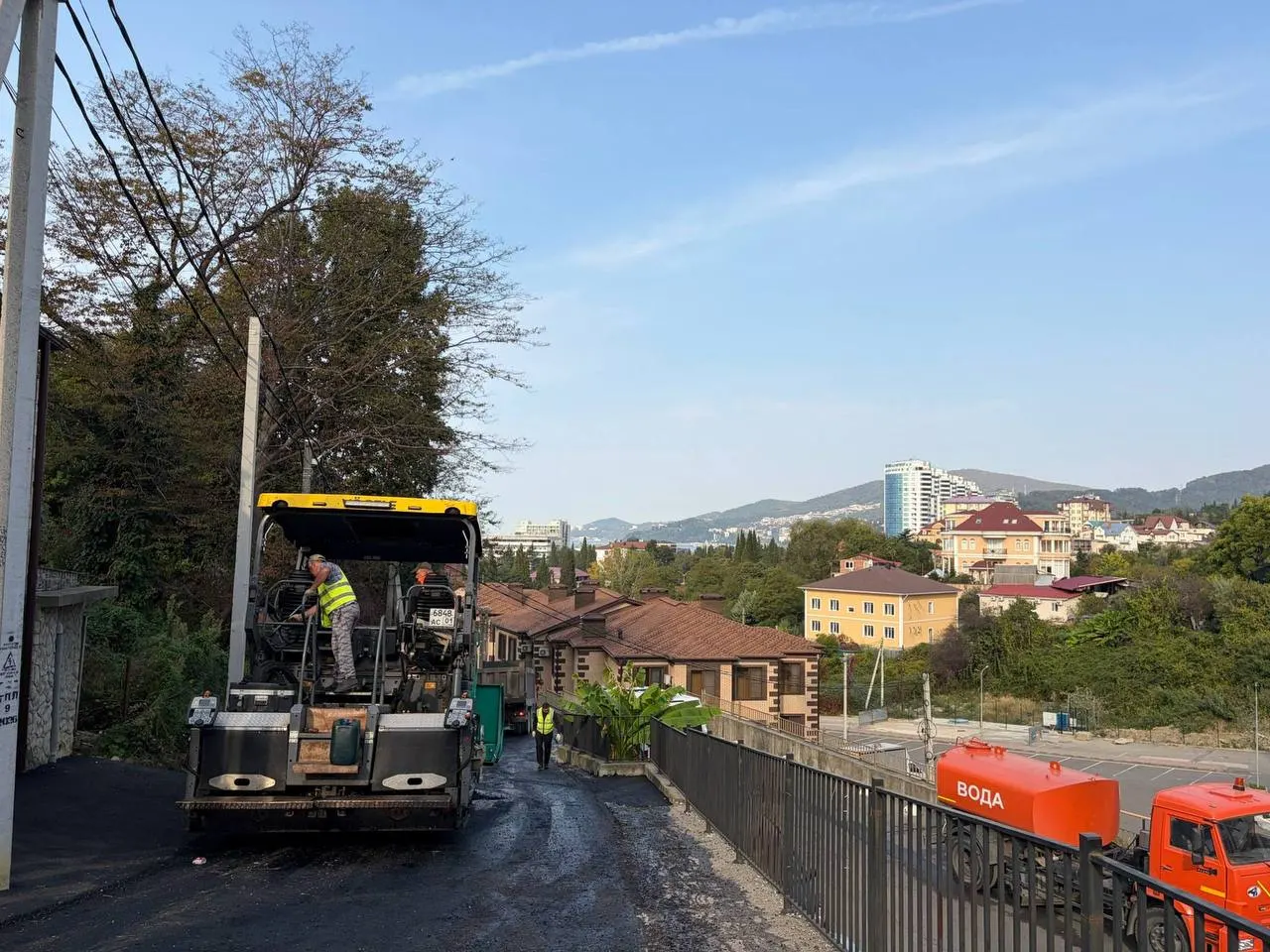 Два участка в Адлере получат новое дорожное покрытие; работы начнутся после обращений жителей на улицах Ленина и Каспийской.