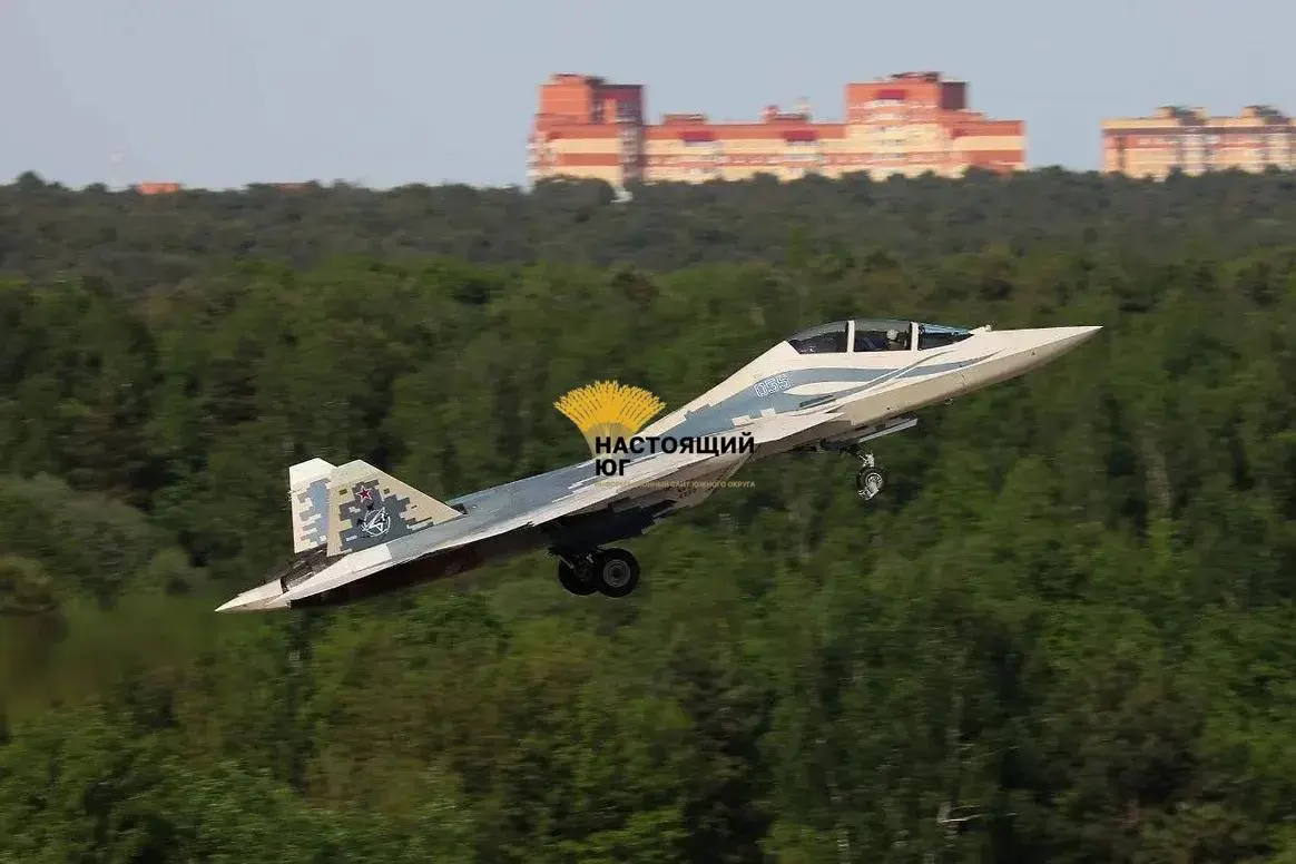 29 октября Су-57 загорелся на аэродроме во время запуска двигателей; официального подтверждения нет. По данным проекта, это уже четвертый случай потери или повреждения Су-57 с начала 2026 года. Авторы утверждают, что два самолета пострадали весной на аэродроме Шагол, а ещё один — сбит российской ПВО в июле. За октябрь авиация потеряла 11 истребителей и один вертолёт; ещё два Су-34 получили повреждения.