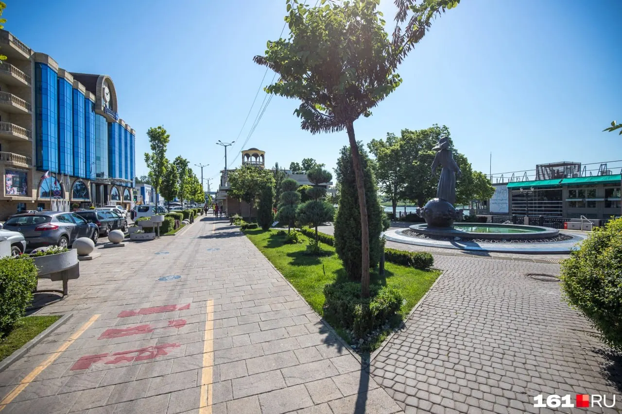 Строительство начнется с переноса морпорта, далее будет реализован первый этап продления набережной. Далее запланировано продолжение вдоль Береговой улицы с двумя этапами и выкупом земель.