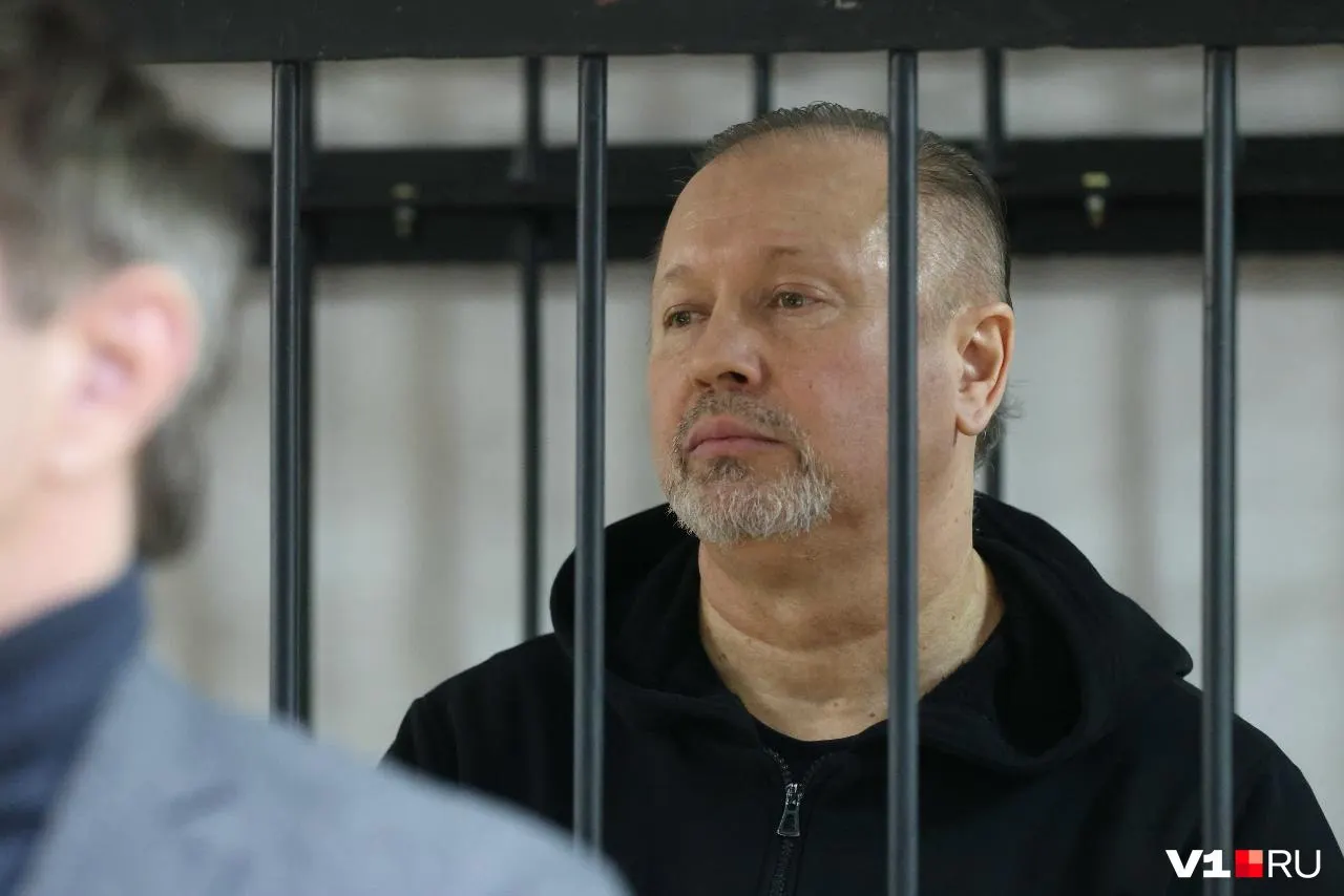 Осужденному на 14 лет за мошенничество с ОСАГО бывшему депутату Волгоградской городской думы Алексею Звереву пытаются взыскать 228 миллионов рублей.