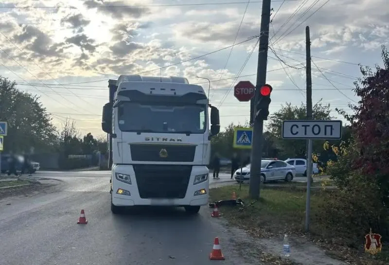 Подросток на самокате попал под грузовик в Михайловке; врачи ведут борьбу за его жизнь.