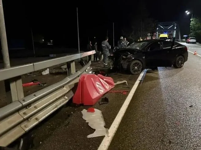 38-летний водитель Hyundai не справился с управлением и врезался в забор, погиб на месте.