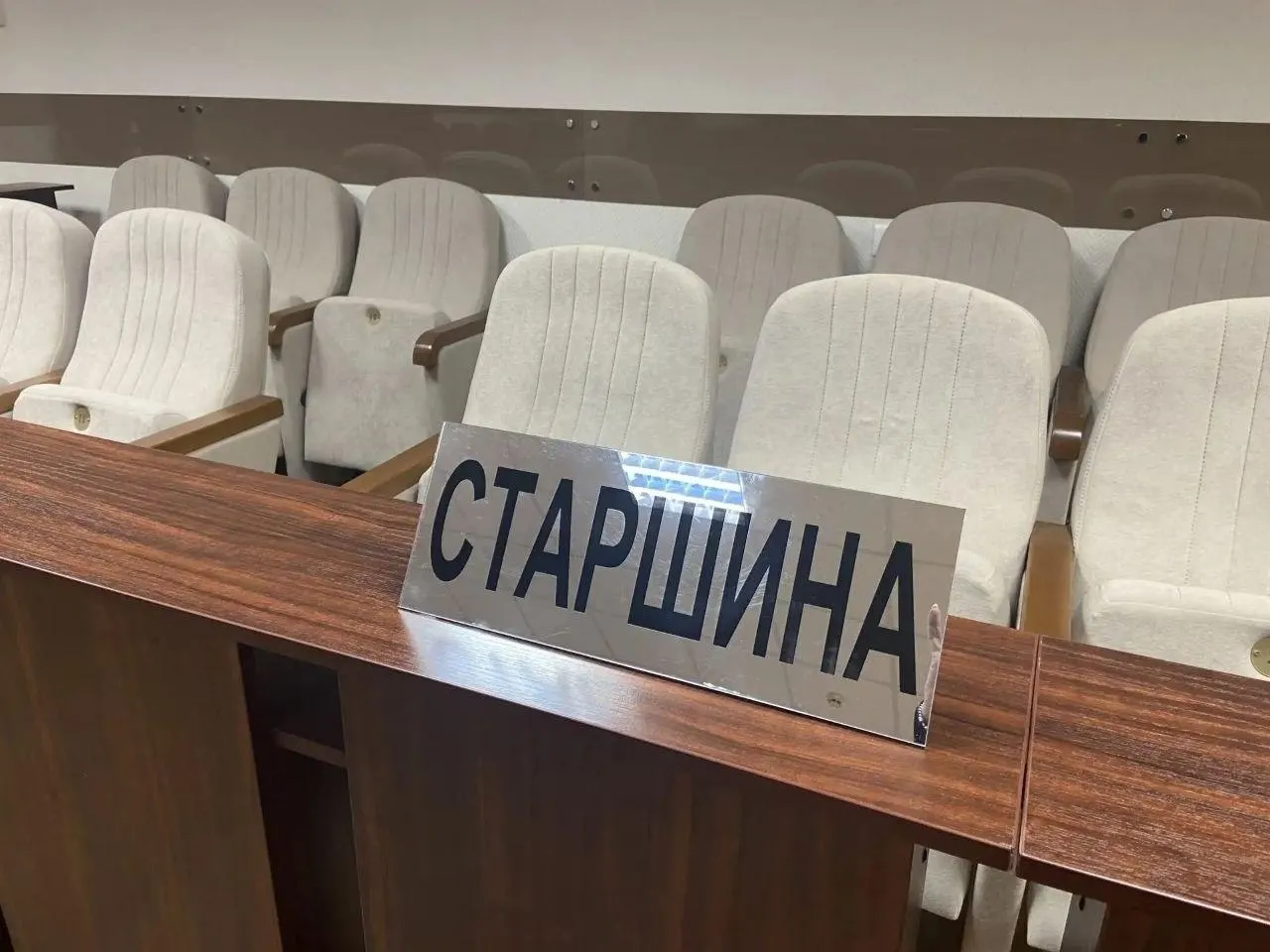 План сокращает число заседателей вдвое; в совещательной комнате будет присутствовать судья.
