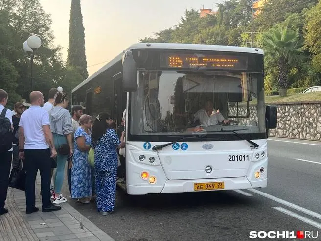 По результатам исследования охватившего 23 города страны, жители Сочи оказались в тройке лидеров по скорости передвижения на общественном транспорте.