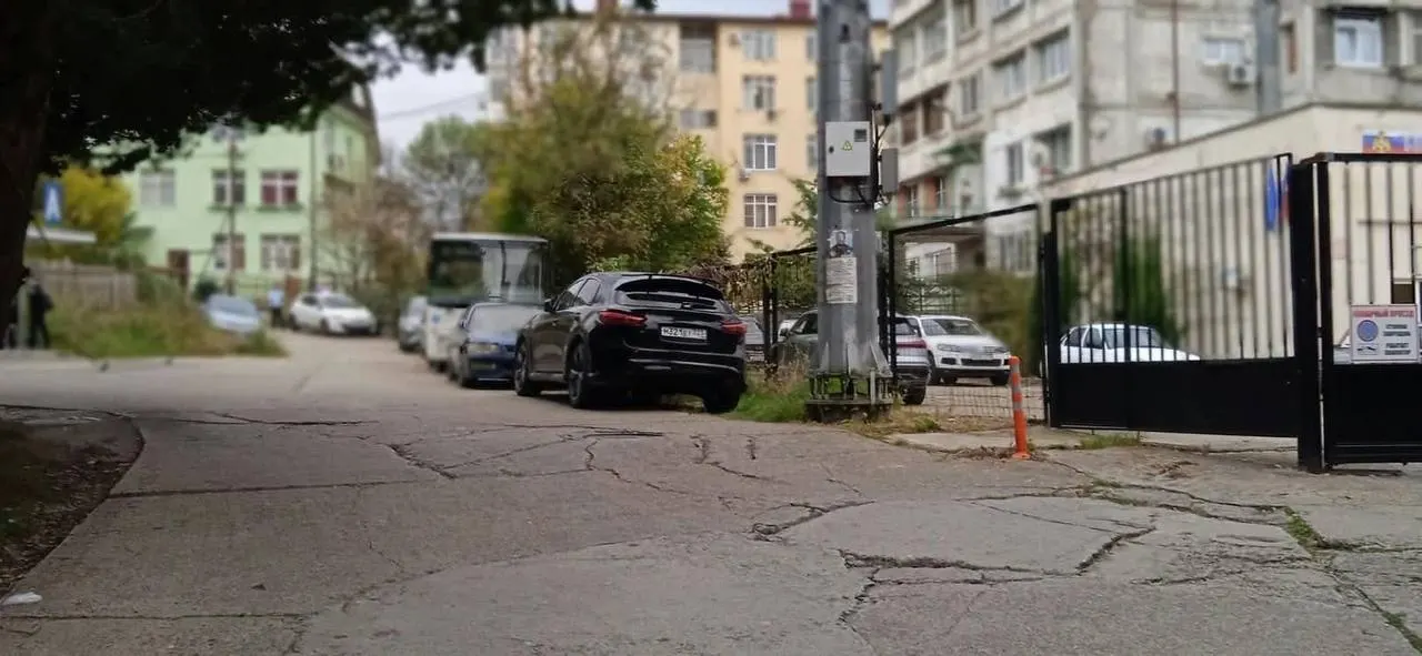Жители микоррайона Русская Мамайка жалуются на разрушенную дорогу в переулке Теневом: ремонт не проводился более 20 лет, люди рискуют жизнью, чтобы уехать и вернуться.