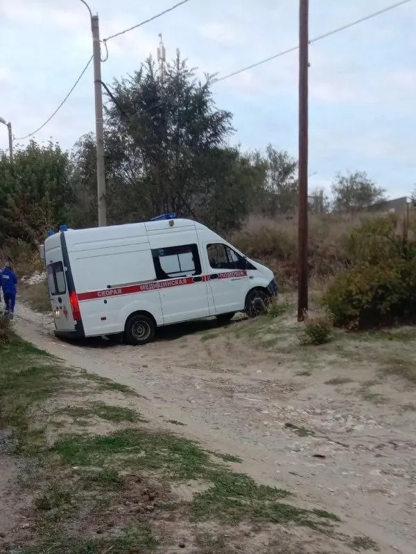 На улице Заводской в Камышине скорая помощь попала в яму; дорога там требует ремонта.