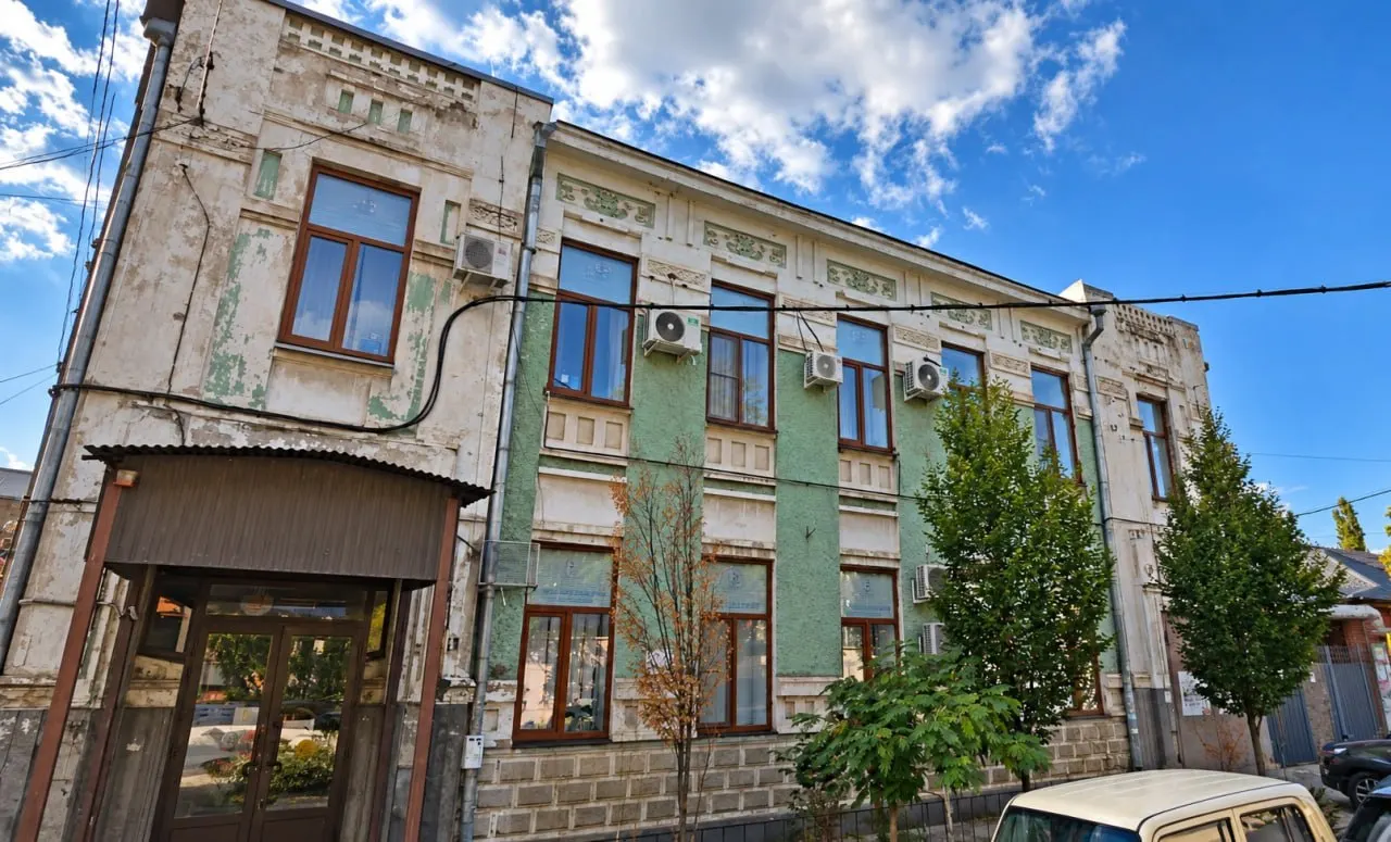 В центре Краснодара запланирован ремонт исторического здания за 60,5 млн рублей с укреплением стен, реконструкцией крыльца и фасада; завершение работ намечено на 1 июля 2027 года.