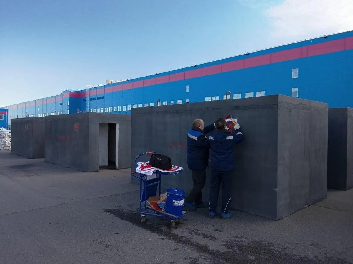 На складе в Бугах Ленинградской области развернули 30 бетонных укрытий и песчаные укрепления; персонал проходят учения по чрезвычайным ситуациям.