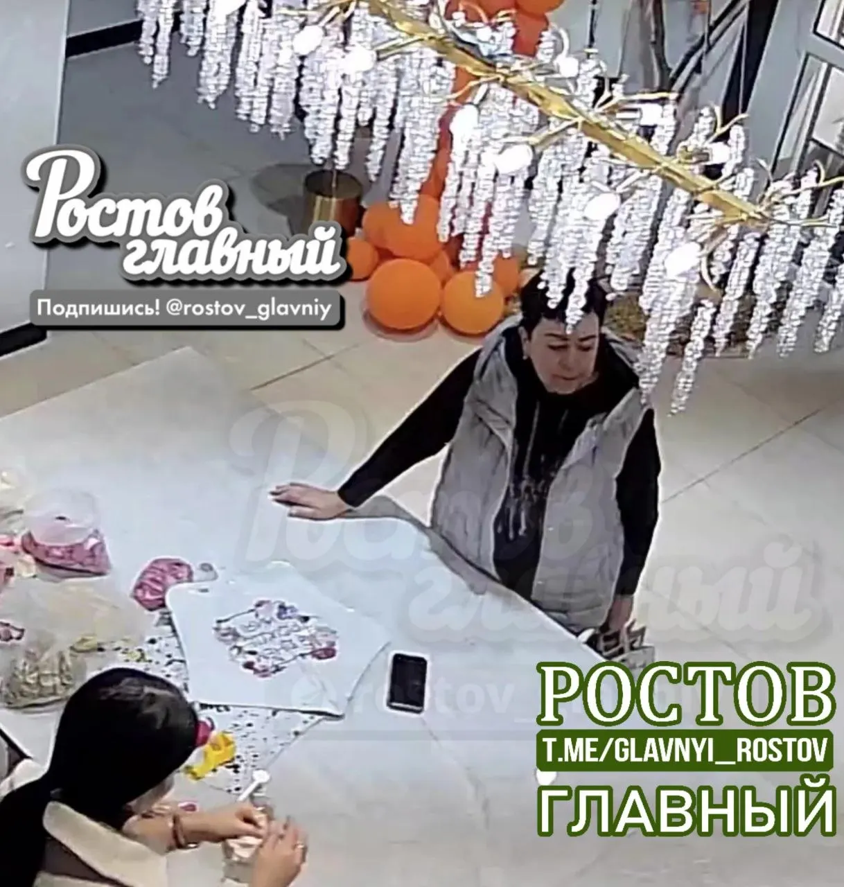 В Ростове-на-Дону женщина похитила декоративный конверт с деньгами стоимостью 350 рублей в цветочном магазине на проспекте Стачки, 200; она заявила, что идёт к внучке на День рождения.