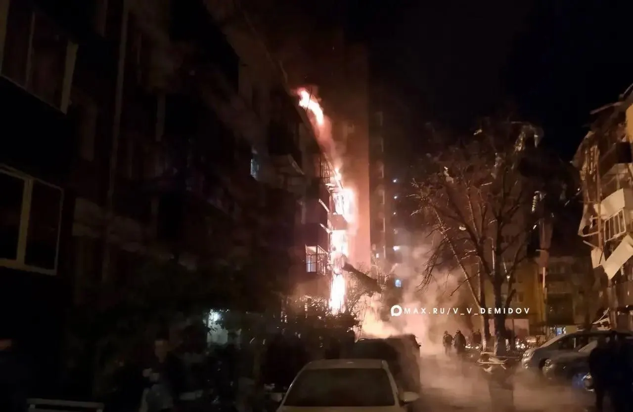 Удары пришлись по Белгородской области и вглубь страны; мирные жители пострадали, погиб один человек.