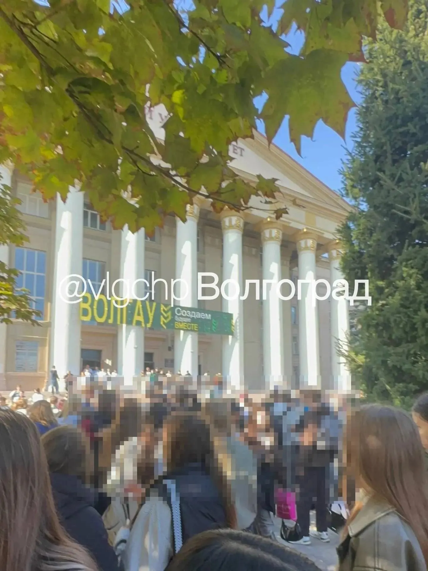 После проверки угрозы оказалось ложным сообщение; занятия возобновились.