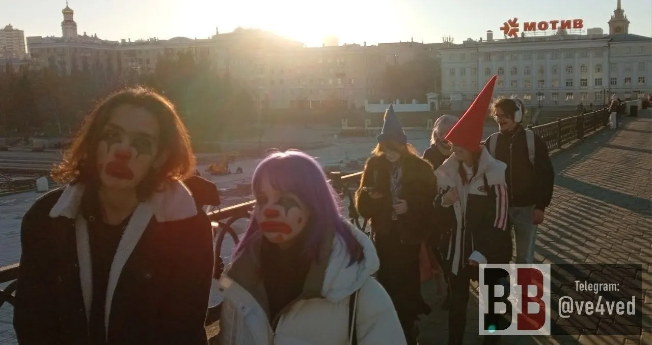 Несмотря на запреты властей, жители разных городов отмечают Хэллоуин: от Екатеринбурга до Краснодара и Севастополя.