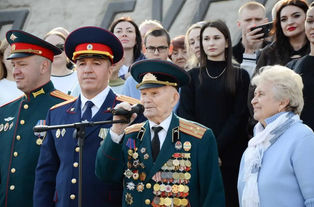 Воспитанники кадетского корпуса приняли клятву Родине, пообещав носить звание кадета и соблюдать дисциплину; церемония прошла на главной высоте страны.
