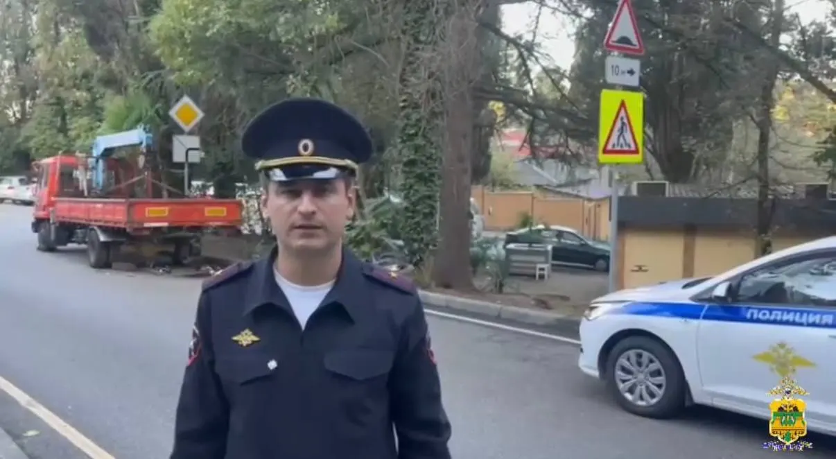 Страшное происшествие произошло в Сочи: скутерист скончался после столкновения с эвакуатором; обстоятельства аварии выясняются.