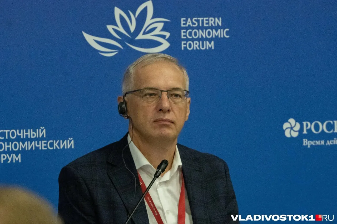 Дмитрий Алексеев отметил наличие у Кожемяко богатого управленческого опыта в регионе и подчеркнул важность практического подхода к решению задач Дальнего Востока; он также поддержал назначение Шестакова на пост врио губернатора Владивостока и выразил уверенность в перспективах региона.