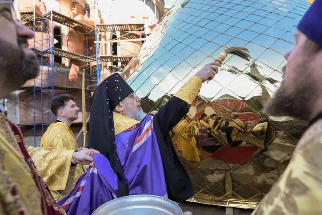 В горах Сочи в этнопарке идёт строительство храма Рождества Христова; освящение Креста и куполов совершил епископ Герман.