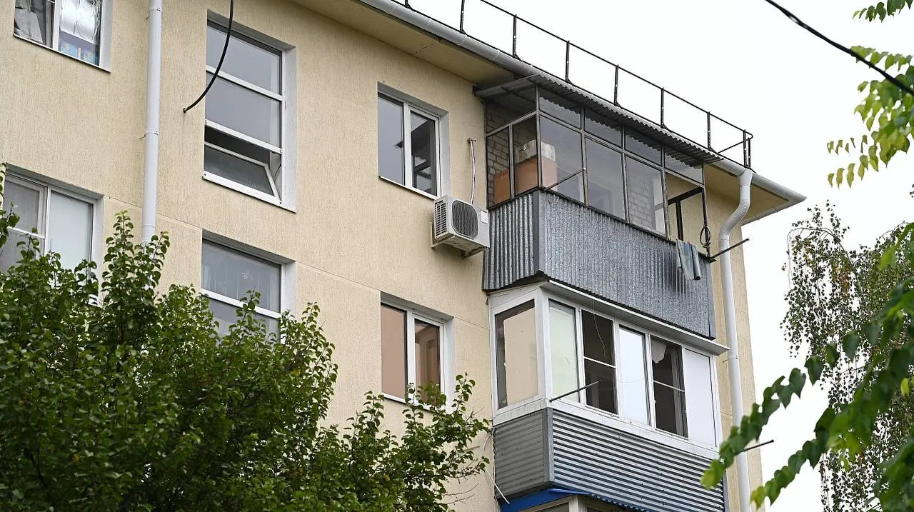 Два многоэтажных дома в Карасунском округе Краснодара почти полностью восстановлены после падения обломков беспилотников; на объектах работали кровельщики, отделочники и сварщики.