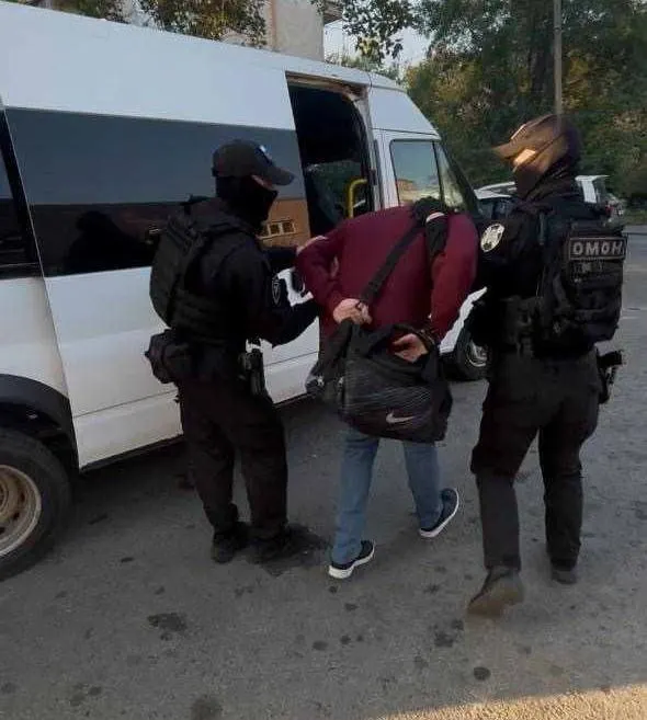 В Ростове-на-Дону по делу о контракте на капитальный ремонт задержан чиновник; следствие ведет проверку по возможным злоупотреблениям при подписании актов и приемке работ.