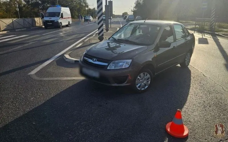 По предварительным данным, около 14:35 водитель на автомобиле Лада Гранта сбил велосипедиста возле световой опоры №170. Пострадавший погиб на месте; проводится проверка обстоятельств.