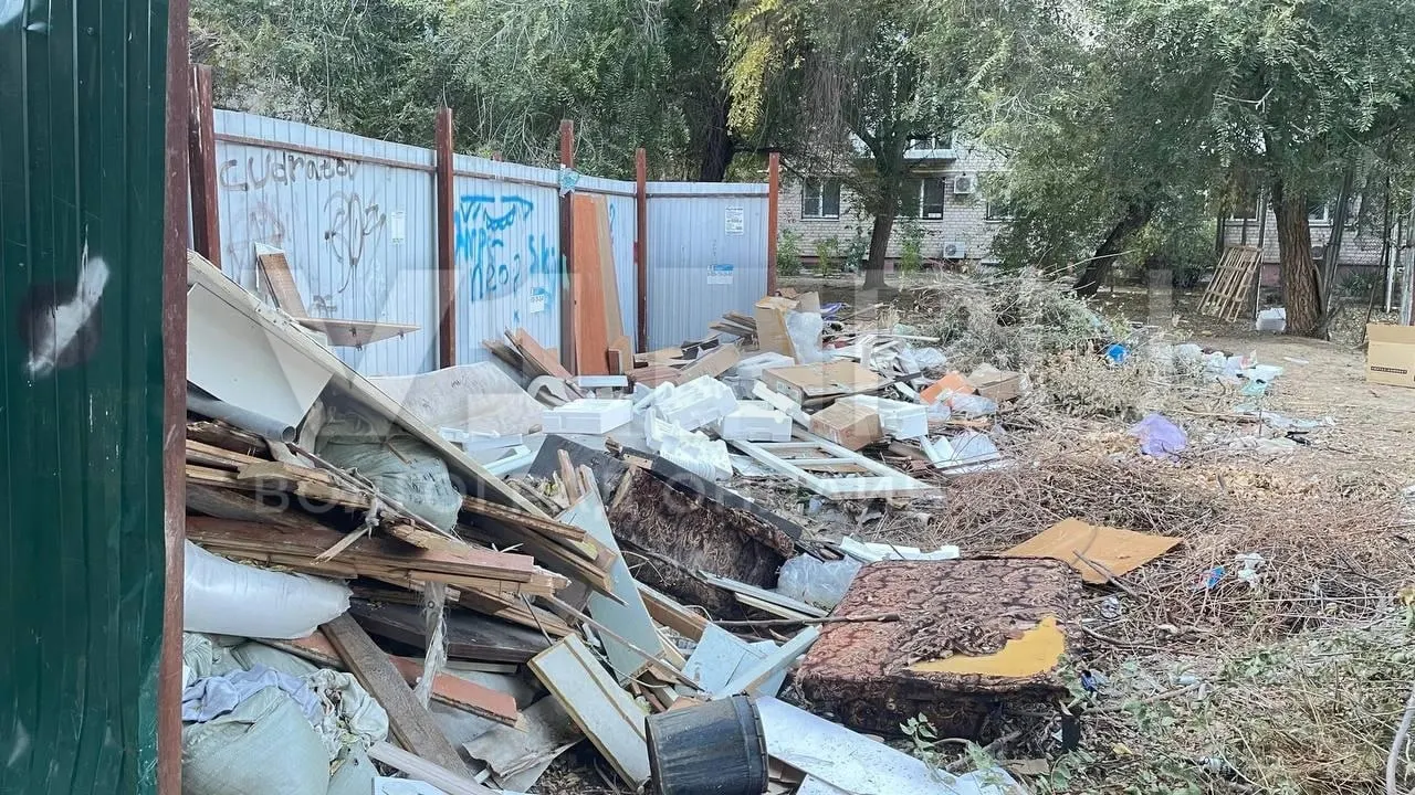 Жители жалуются на несвоевременную уборку: мусор из баков вывозится, но вокруг контейнеров лежит мусор возле жилых домов.