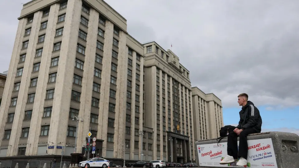 Декларированные сбережения 450 депутатов достигли десятков миллиардов рублей; лидеры — Симановский, Савельев и Букаев; суммарные активы сопоставимы с бюджетами целых регионов.