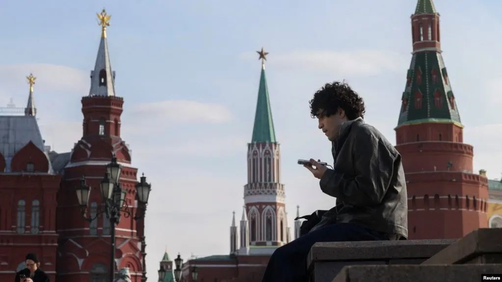 Госорган обсуждает законопроект об идентификации несовершеннолетних в социальных сетях и сокращении времени онлайн, чтобы ограничить доступ к запрещённому контенту.