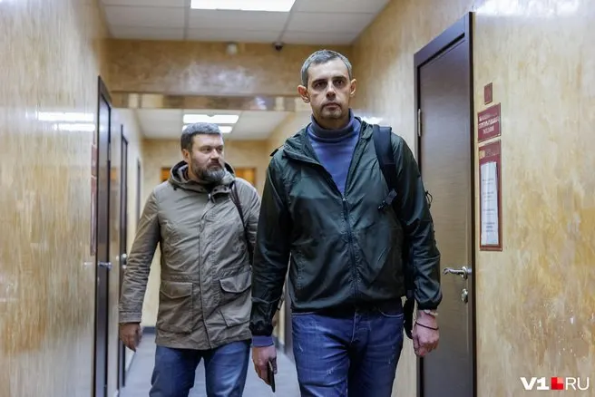 Заседание в Волгограде по делу журналиста о вымогательстве у главврача поликлиники №28 завершилось продлением домашнего ареста; защита заявила о процессуальных нарушениях и попытке оговора.