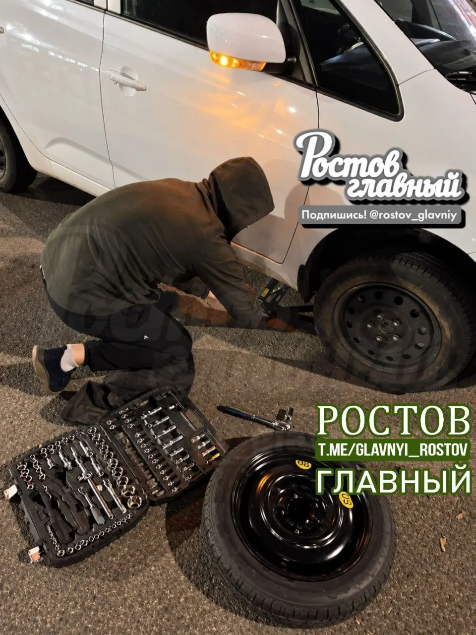 После прокола колеса незнакомцы в Ростове-на-Дону оказали помощь женщине: история о взаимной поддержке на пути домой.
