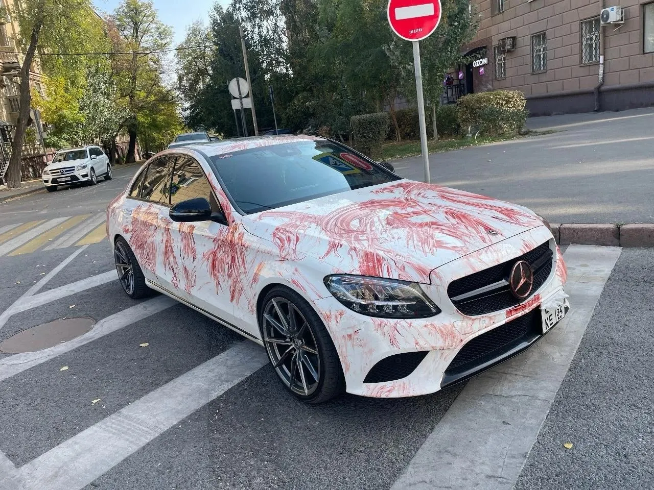 Необычный инцидент с автомобилем марки Mercedes, на котором видны пятна, напоминающие кровь; полиция сообщает об отсутствии поступивших обращений и проводит проверку.
