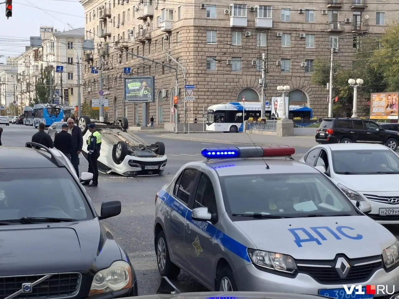 На перекрестке Комсомольской и проспекта Ленина в центре города произошла авария: столкнулись два автомобиля, один из них перевернулся. На месте работают сотрудники полиции.