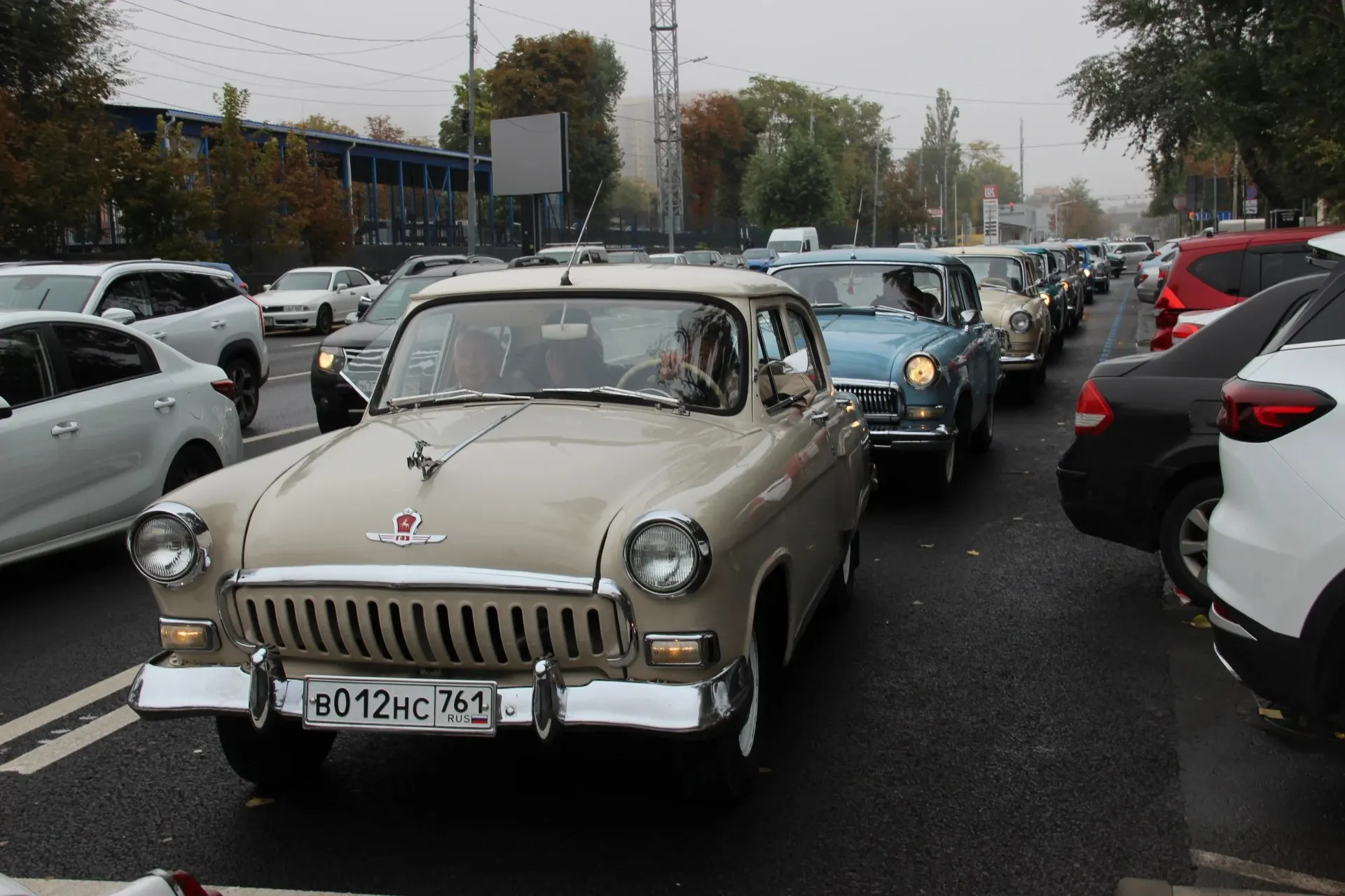 В Ростове прошёл яркий автопробег с легендарным седаном ГАЗ-21, навевающий ностальгию по золотой эпохе советского автопрома.