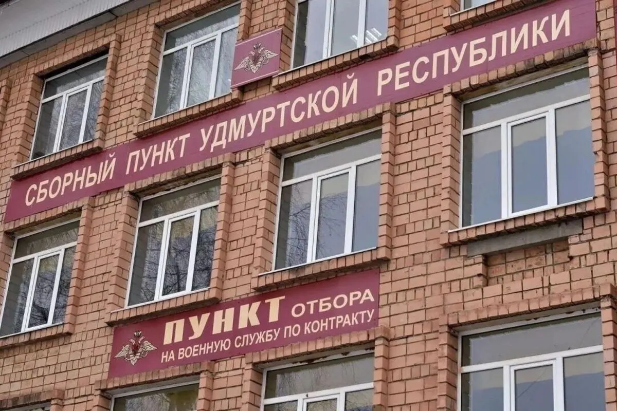 Сообщают о задержаниях и попытках заставить подписать контракт, что зафиксировано в десятках регионов по всей стране.